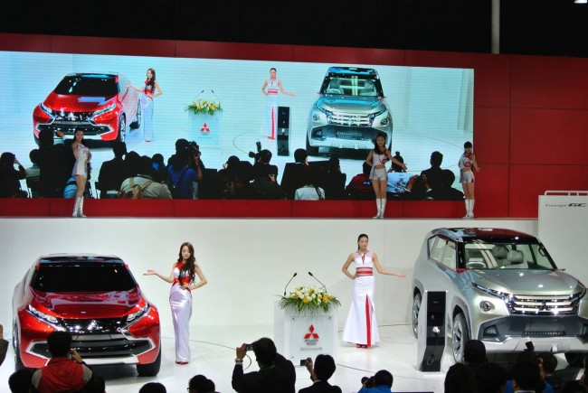 Models posing with the Mitsubishi Concept GC-PHEV and the Concept XR-PHEV