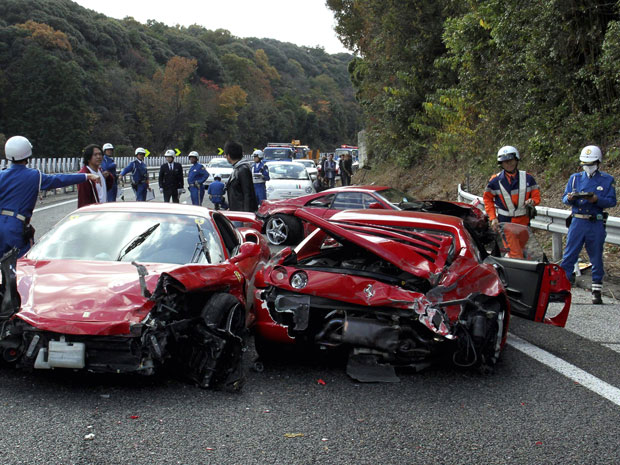 Gambar kemalangan yang melibatkan dua jentera Ferrari yang berlaku di Jepun