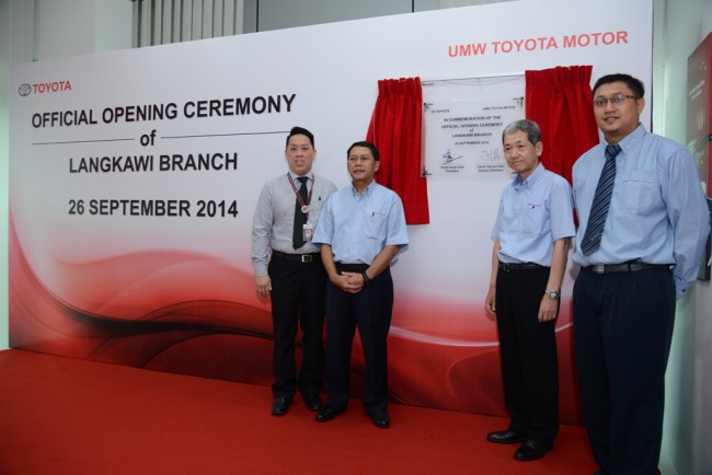1. Signing plaque by Datuk Ismet Suki (President, UMWT) & Datuk Takashi  Hibi (Deputy Chairman, UMWT)