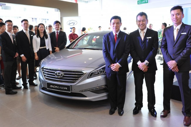 (L-R) Mr Lai Nai Jen, Mr Joshua Lee, Ms Audrey, Mr Ahn Joon Mo, Mr Lau, Mr Simon & Mr Jimmy With The New Hyundai Sonata