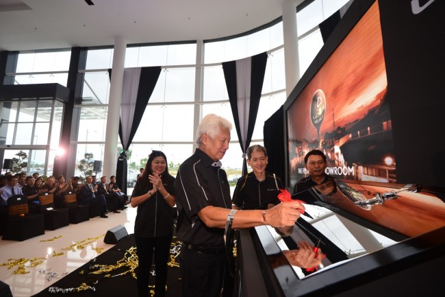 Tan Sri Asmat Kamaludin signing the plaque to mark the official opening of  Lexus Melaka
