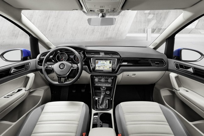 Volkswagen-Touran-2015-6
