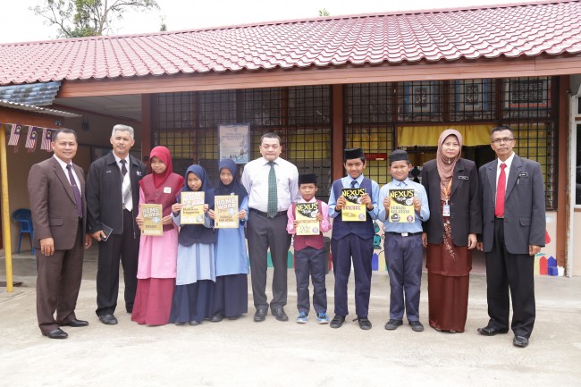 With the students of SK Betong. L to R - En. Ismadi from Terengganu State Department
