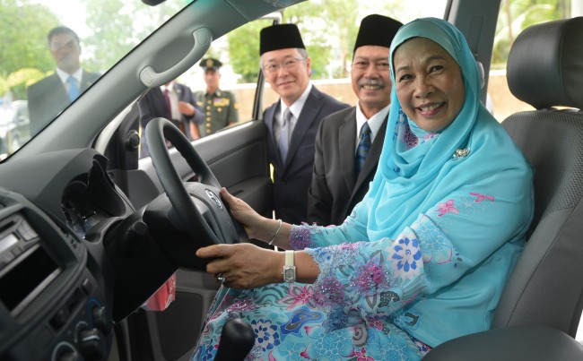 Raja Permaisuri Agong Tuanku Hajah Haminah pleasure to test drive a four wheel drive Toyota Hilux
