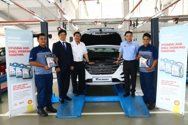 L to R - With Hyundai Technicians and the newly launched Shell-Hyundai Engine Oil are Mr Ahn Joon Moo, Mr Leslie Ng and Mr Lau Yit Mun