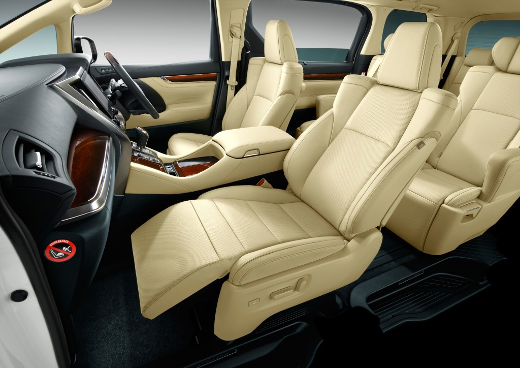 2015-Toyota-Alphard_011-Alphard-front-powered-seats