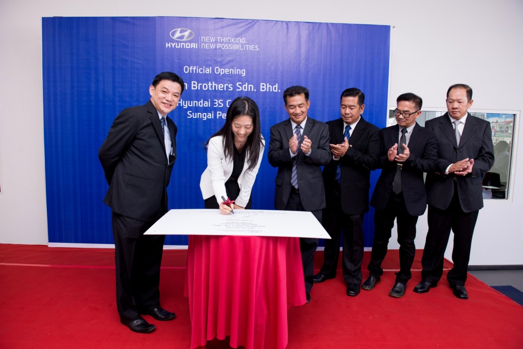 Plaque Signing Ceremony – (L to R) Mr Lau Yit Mun, Ms Audrey Byun, Mr Lim Tiang Soon, Mr Lim Tiang Beng, Mr Lim Tean Choy and Mr Ong Siak Chuah