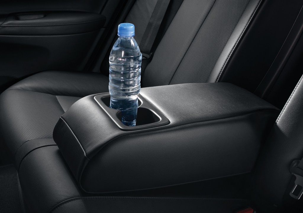 01 All_New Sylphy_Back Seat Cup Holder