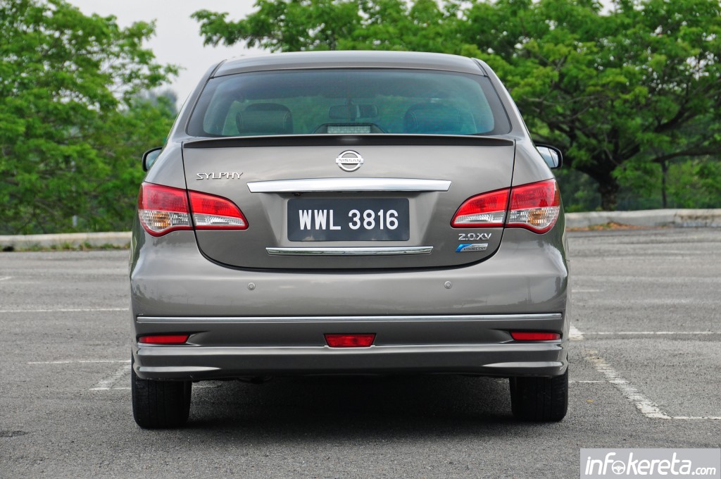 2012-2013_Nissan_Sylphy_007