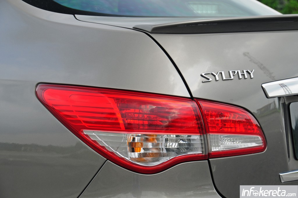 2012-2013_Nissan_Sylphy_021