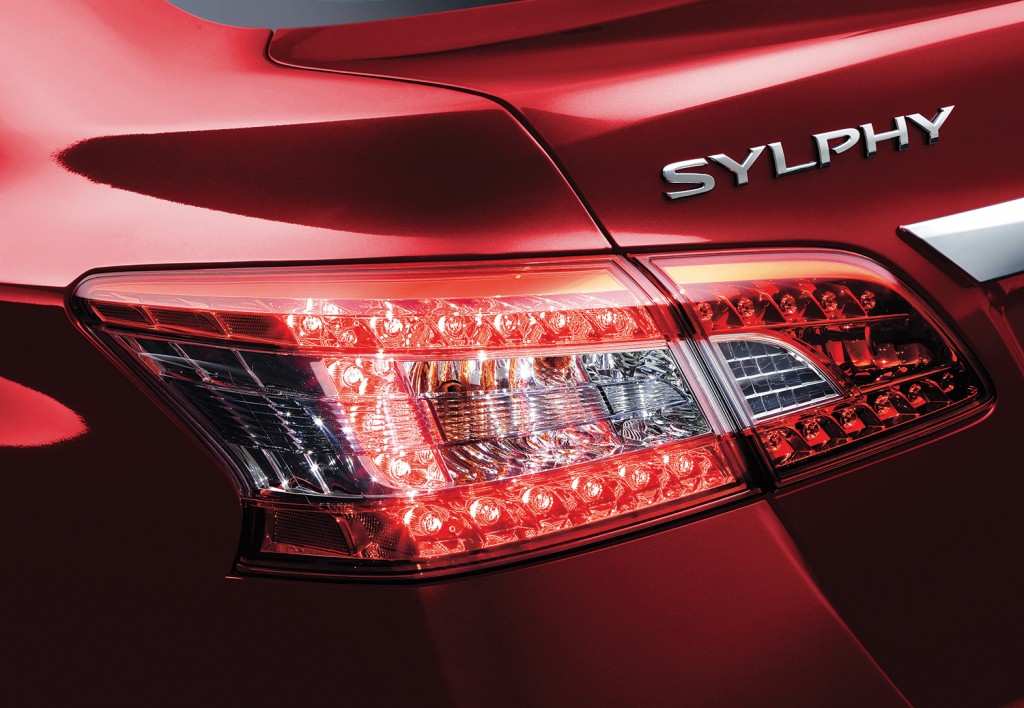 27 All-New Sylphy Horseshoe-shape Rear LED lights