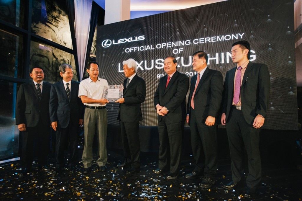 4.UMW Toyota Motor Chairman, Tan Sri Asmat Kamaludin, presenting a token  of appreciation to the first Lexus Kuching customer. Mr Wong Ted  Choon