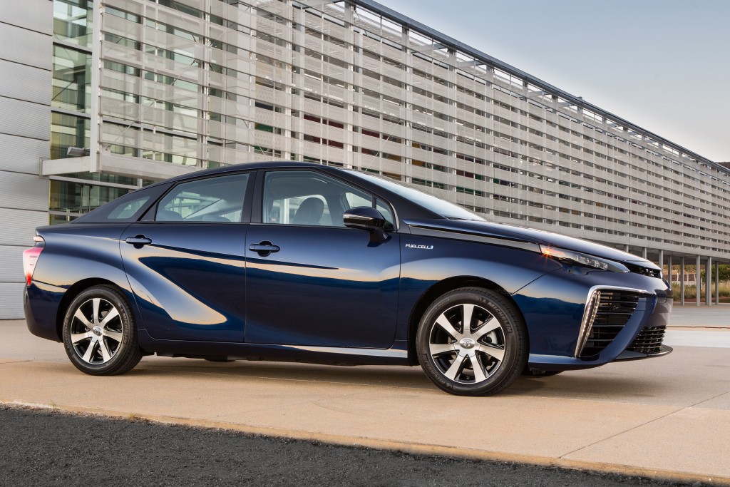 2016_Toyota_Fuel_Cell_Vehicle_004