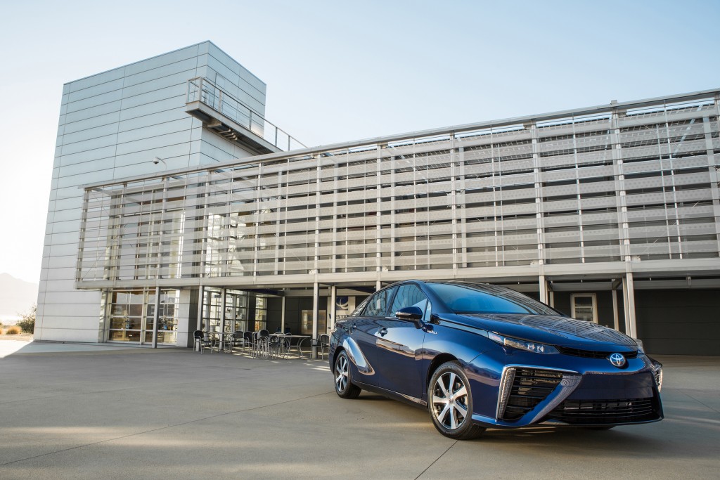 2016_Toyota_Fuel_Cell_Vehicle_017