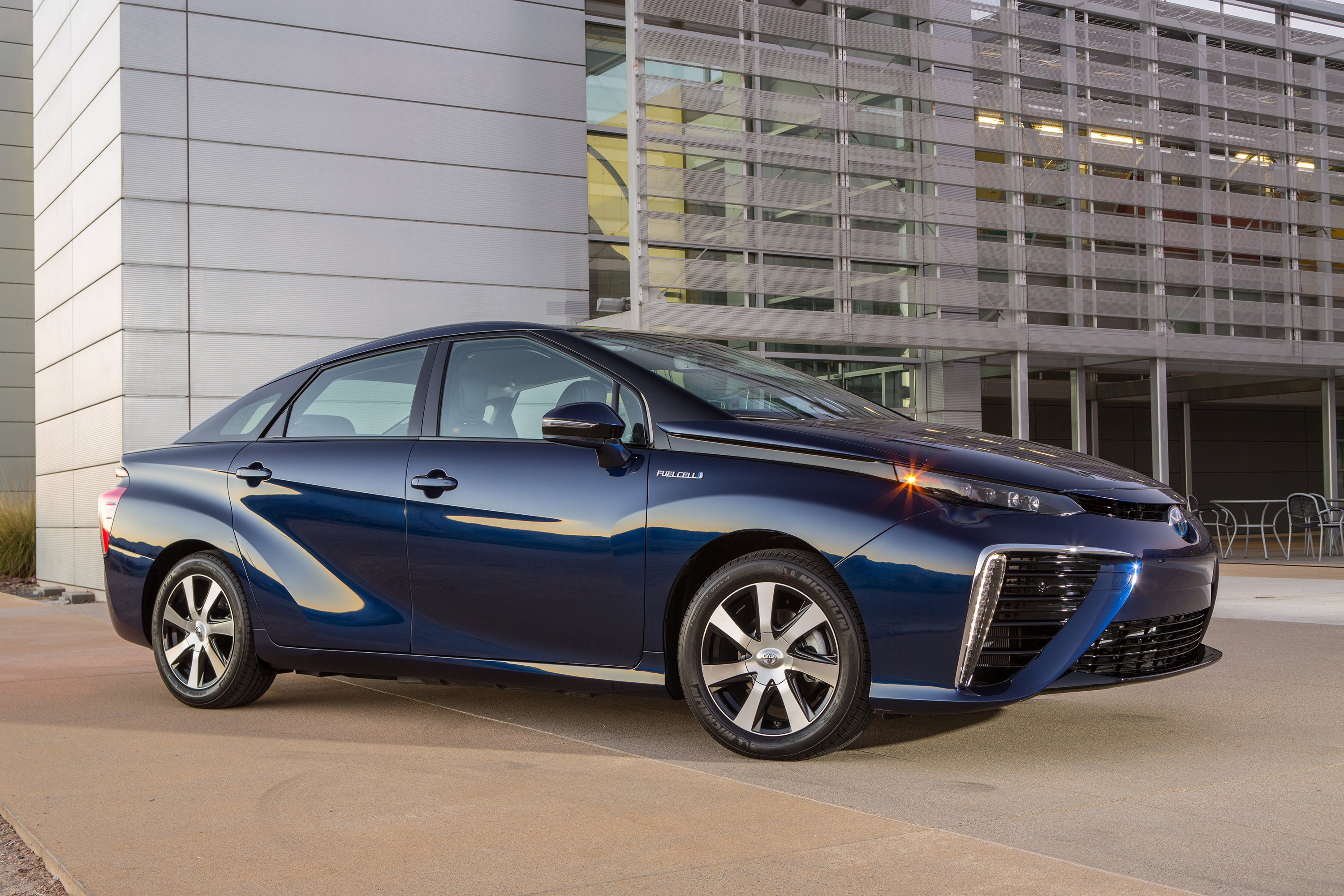 Миран машина. Toyota mirai седан. Toyota mirai 2014. Самая быстрая машина. Toyota mirai 2.
