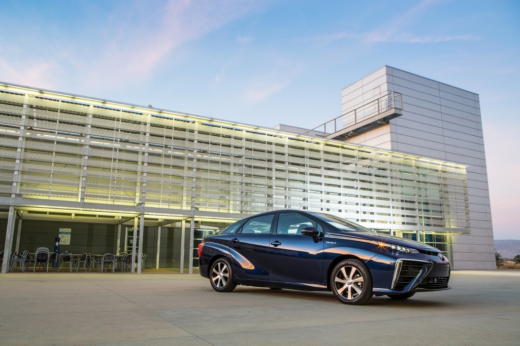 2016_Toyota_Fuel_Cell_Vehicle_027