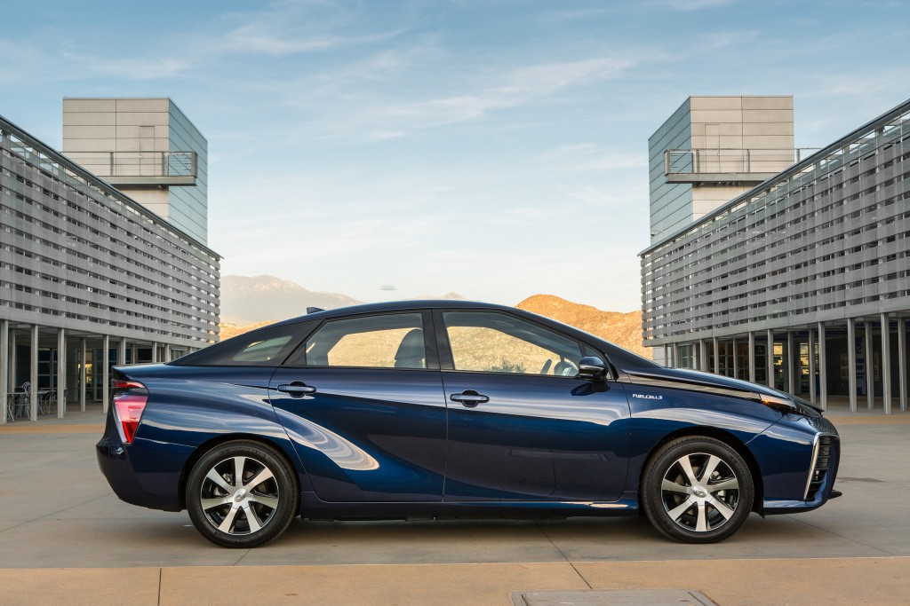 2016_Toyota_Fuel_Cell_Vehicle_028
