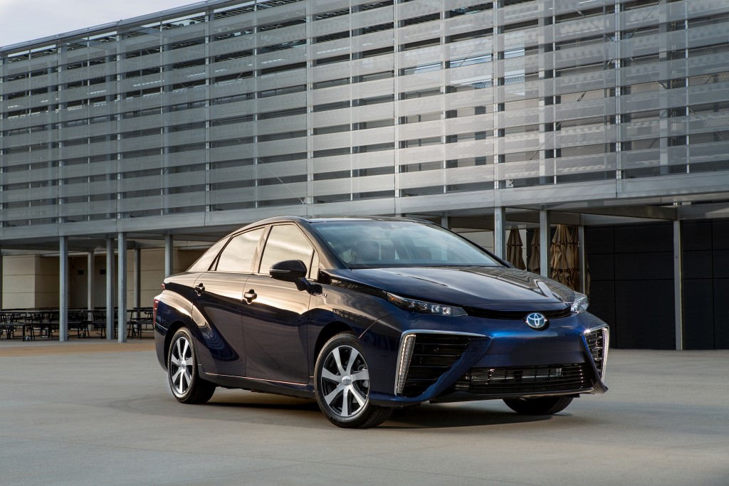 2016_Toyota_Fuel_Cell_Vehicle_029