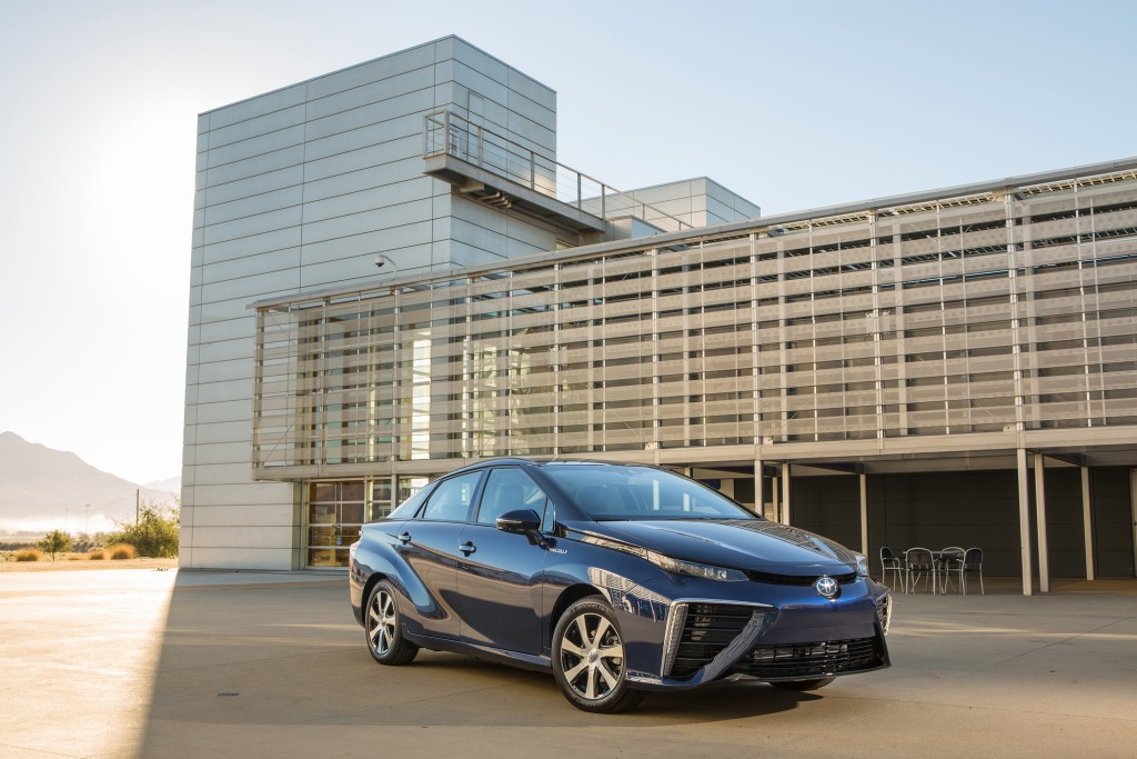 2016_Toyota_Fuel_Cell_Vehicle_038
