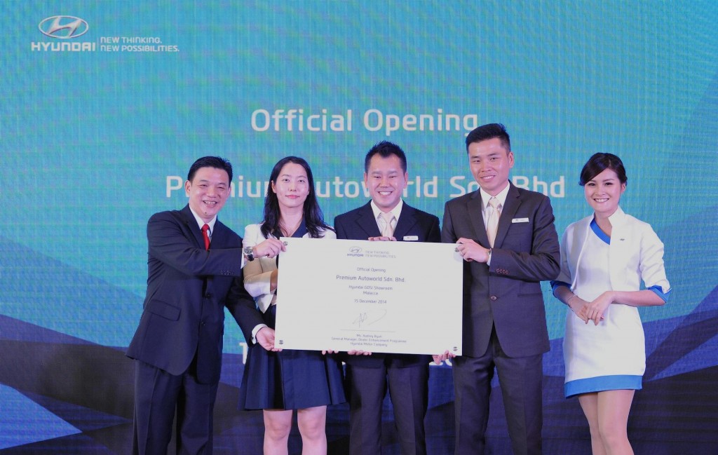 (L-R) Mr Lau Yit Mun, Ms Audrey Byun, Mr Simon Tan & Mr Jimmy Lee With The Showroom Plaque