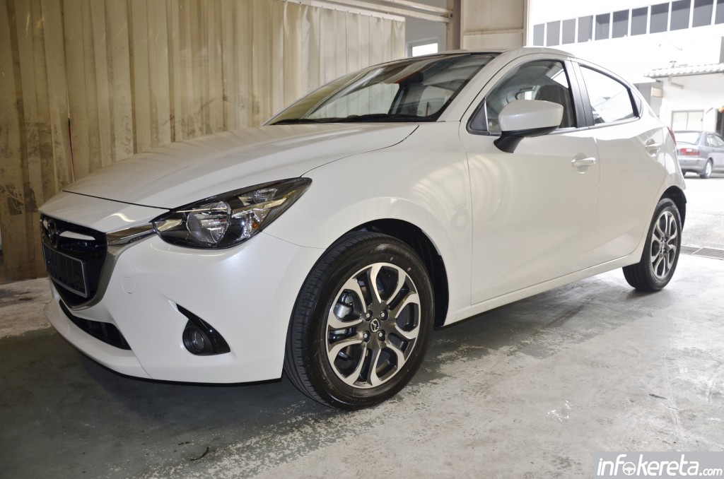 2015 Mazda 2 35