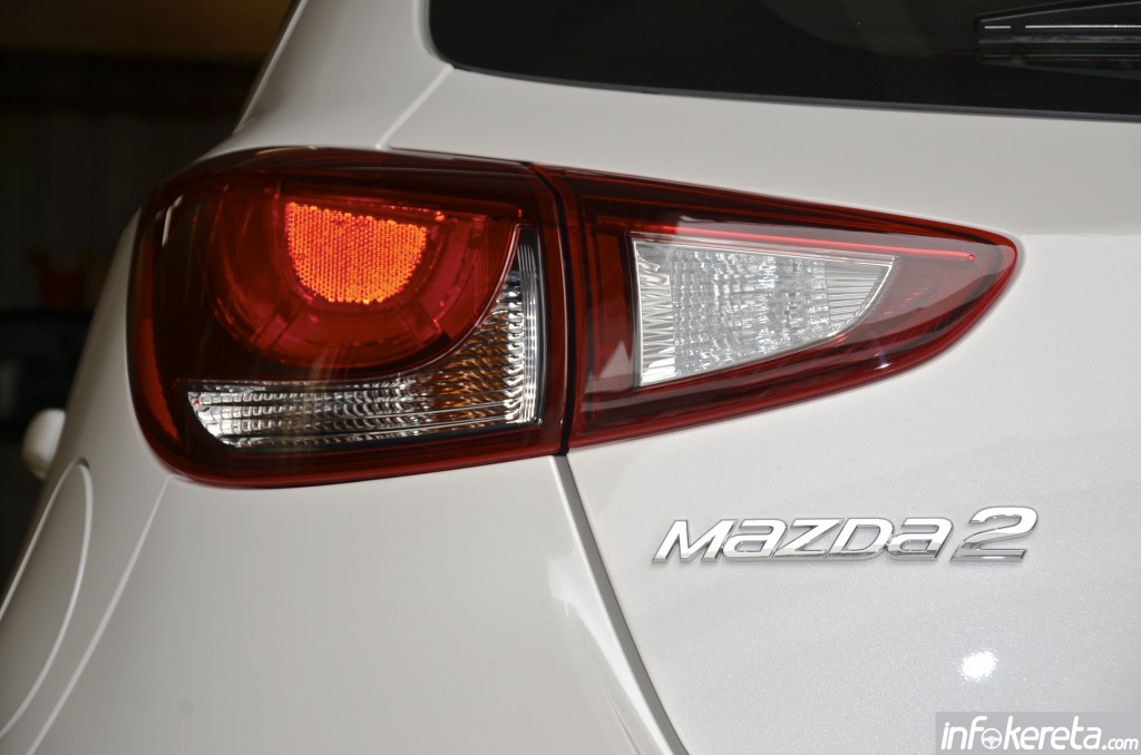 2015 Mazda 2 7