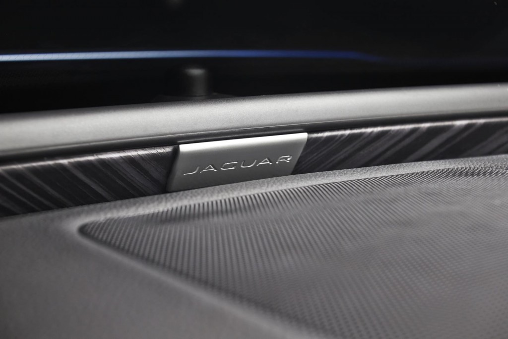 Jaguar-XE-2015-45