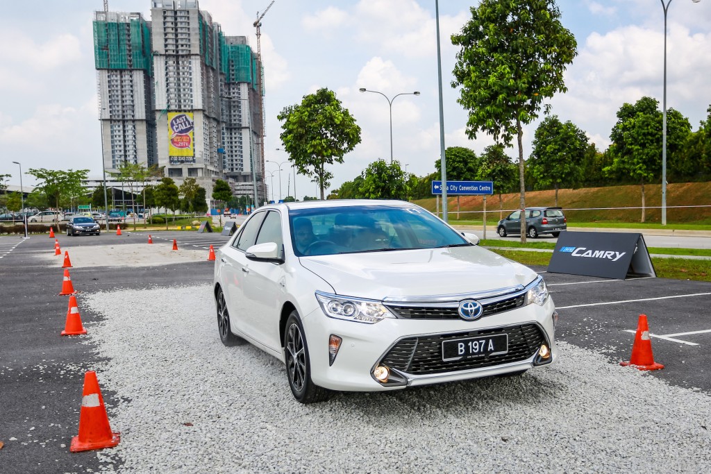 Toyota-Camry-2015-12