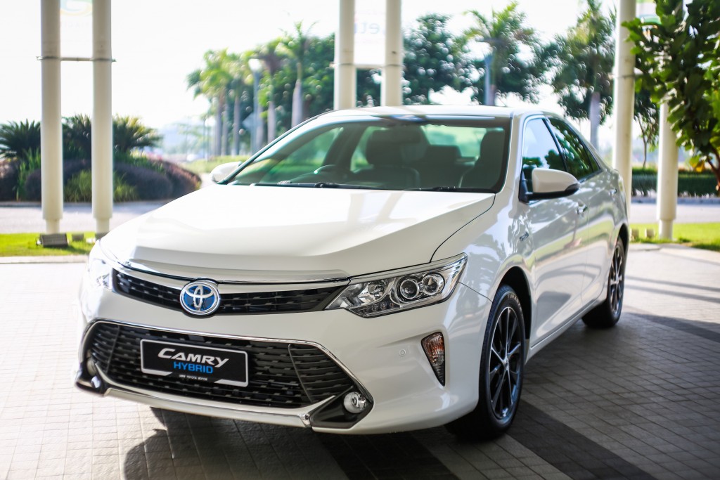 Toyota-Camry-Hybrid-2015-1