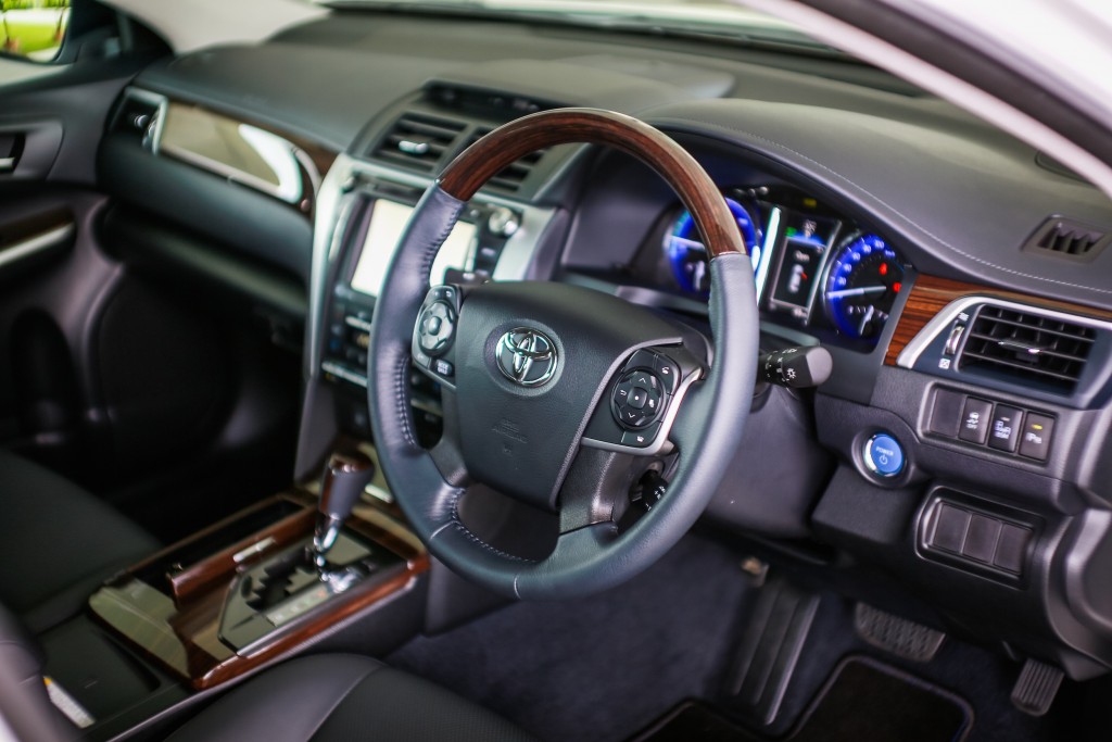Toyota-Camry-Hybrid-2015-11