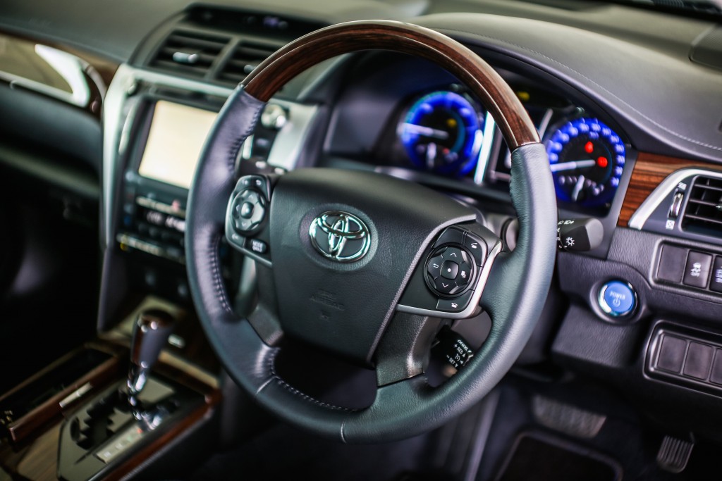 Toyota-Camry-Hybrid-2015-12