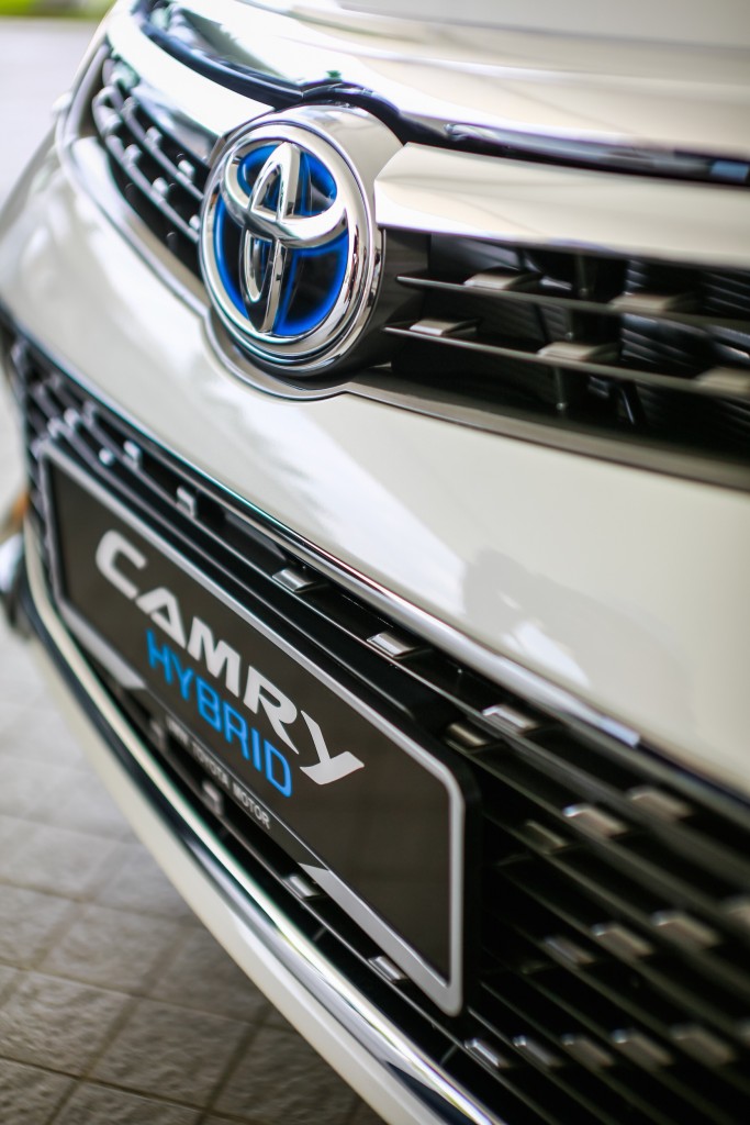 Toyota-Camry-Hybrid-2015-17
