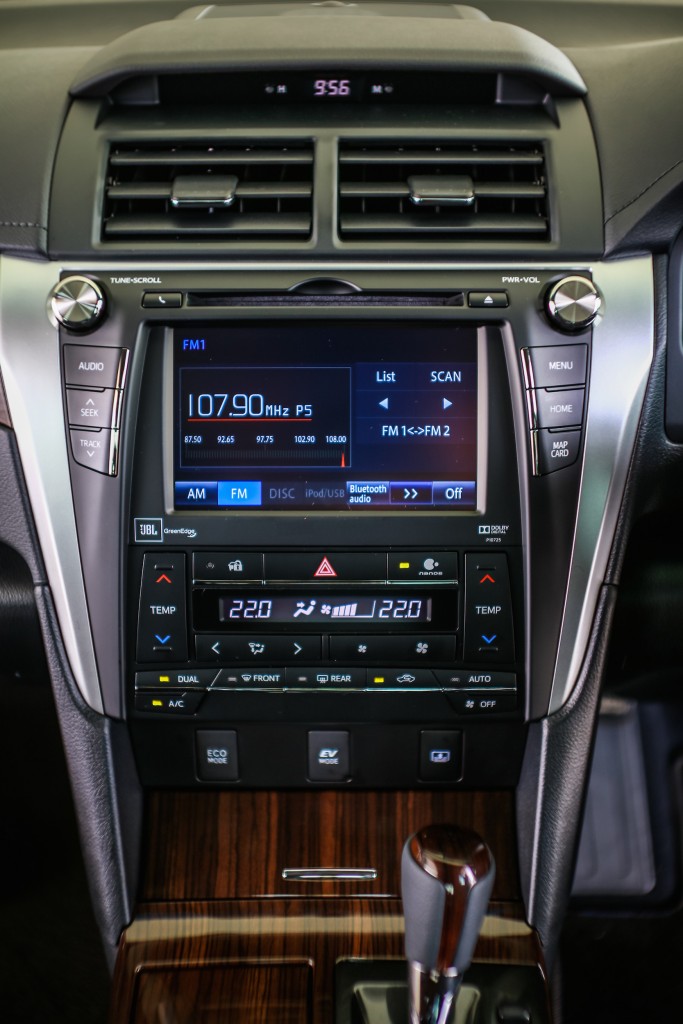 Toyota-Camry-Hybrid-2015-19