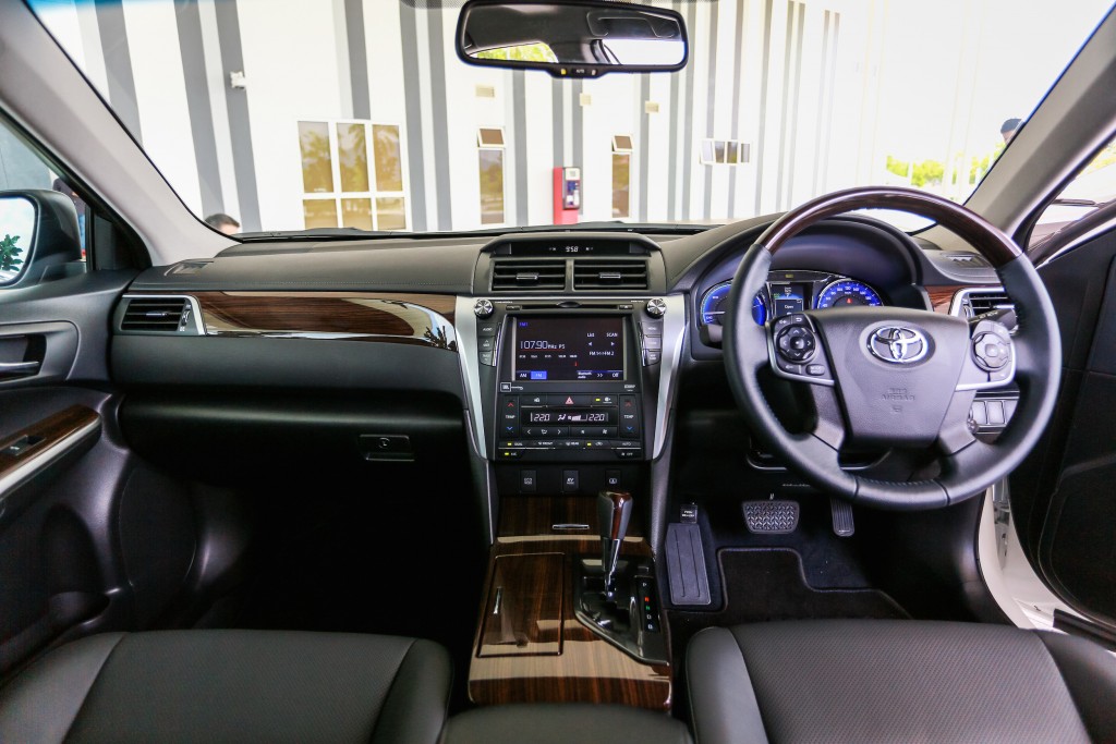 Toyota-Camry-Hybrid-2015-25