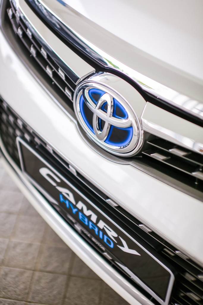 Toyota-Camry-Hybrid-2015-4
