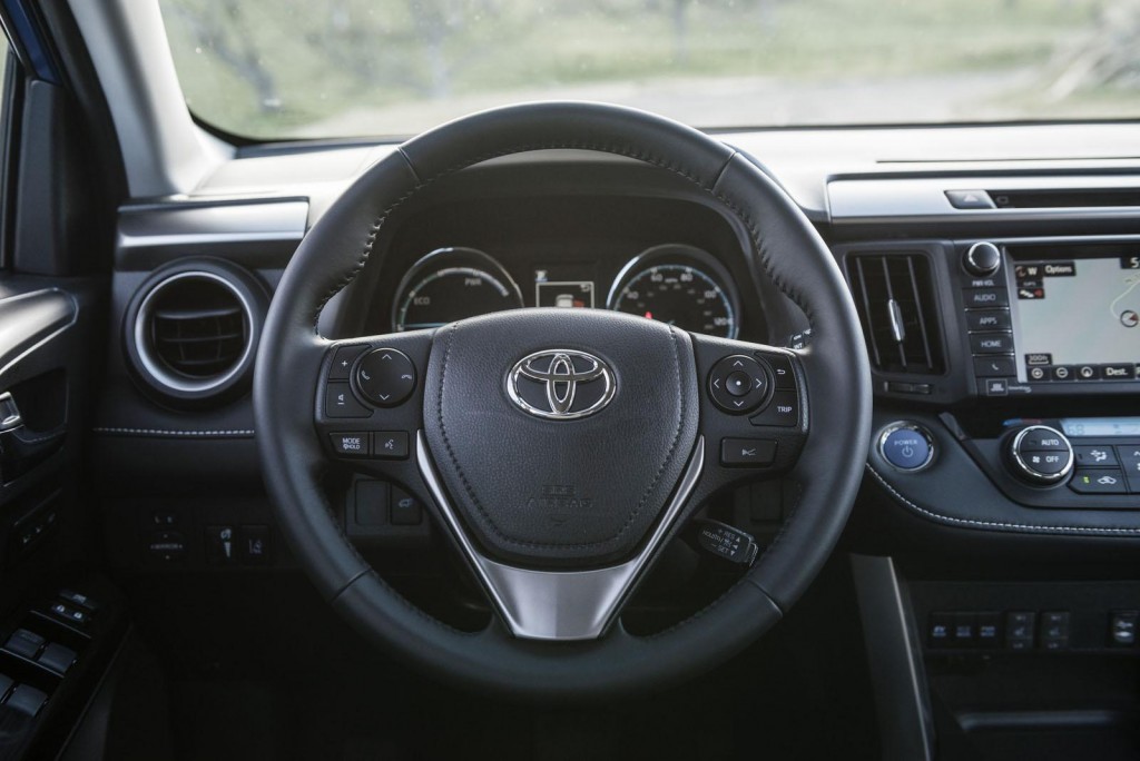 Toyota-RAV4-Hybrid-2016-16