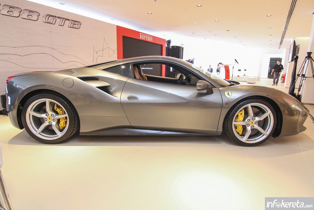 Ferrari_488GTB_11