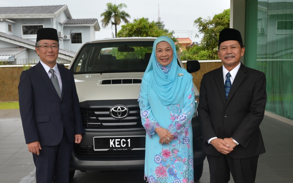 from left-Mr Akio Takeyama, Deputy Chairman of UMWT, Raja Permaisuri Agong Tuanku Hajah Haminah and Datuk Ismet Suki, President of UMWT