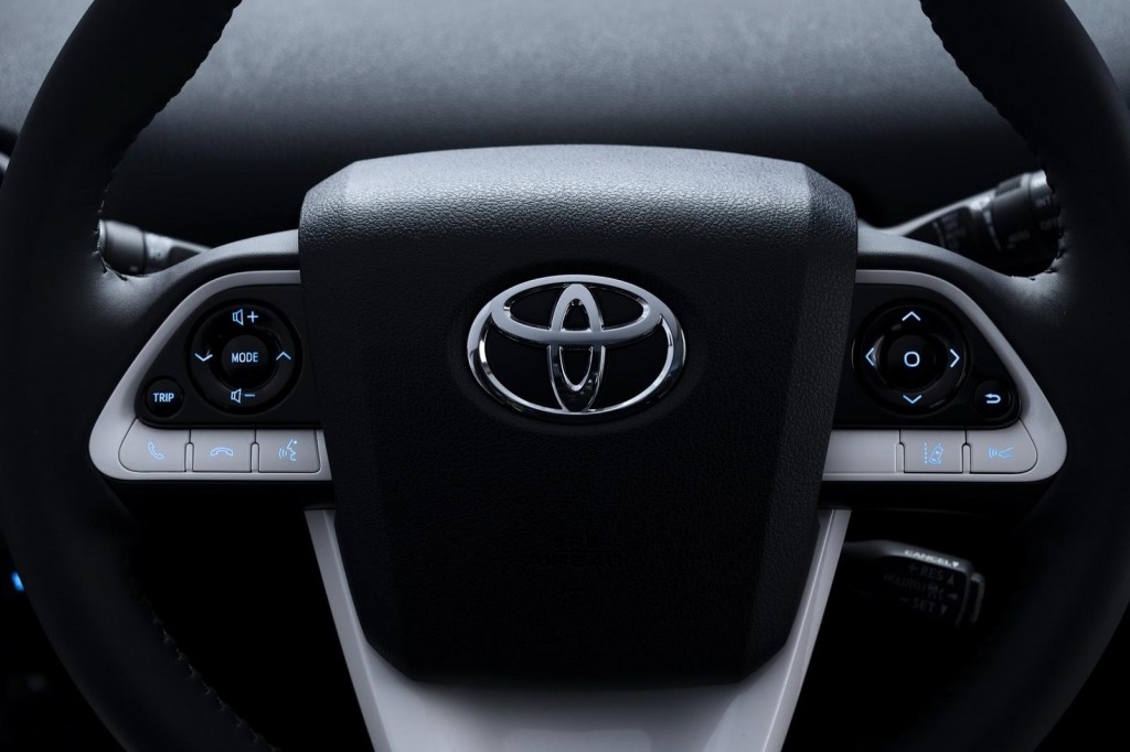 Toyota_Prius_2016_18