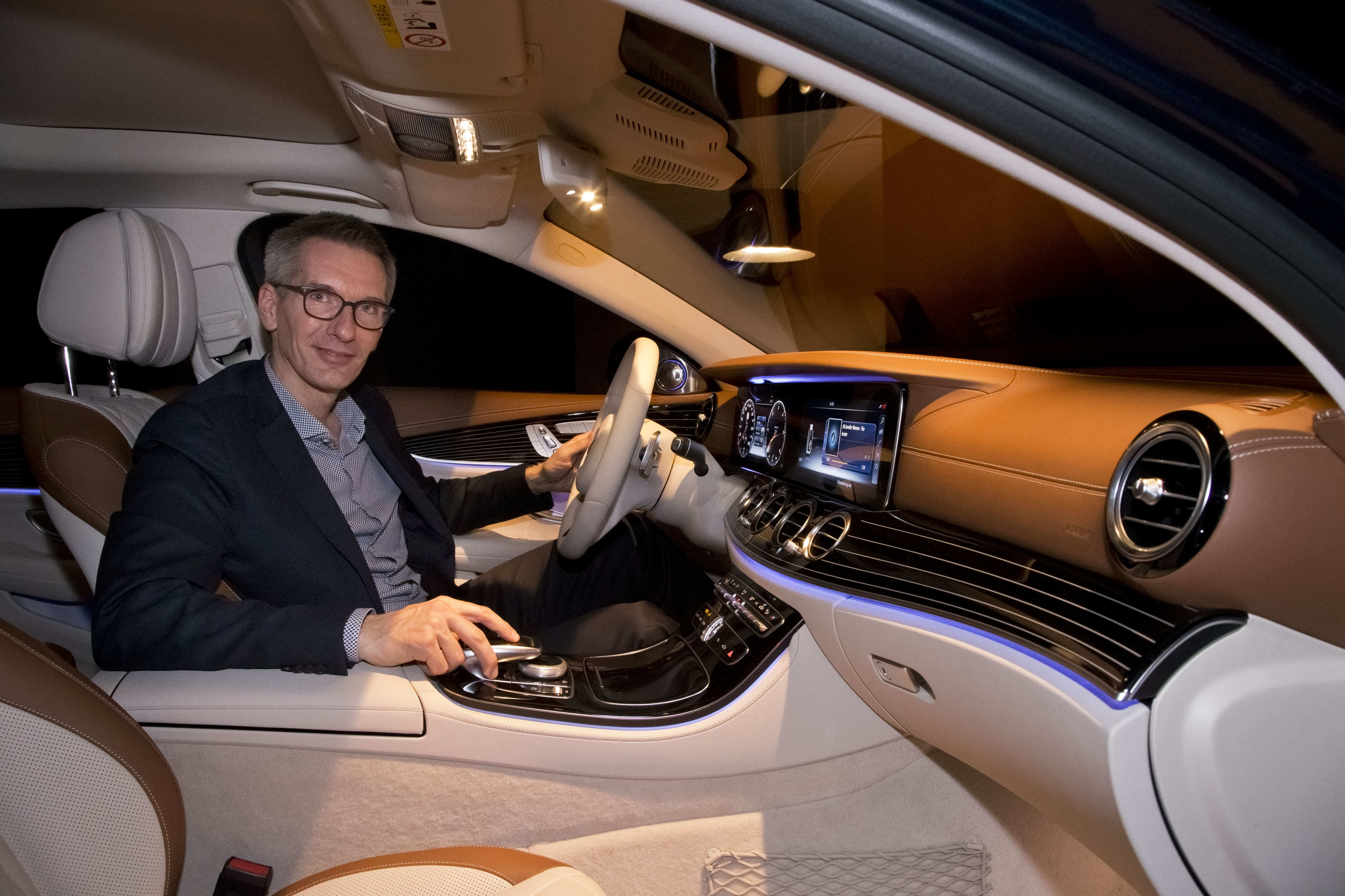 Мерседес центр в махачкале владелец. Владелец мерседес. Mercedes benz e class w213 interior. Владелец мерседес е класса. Мерседес е 2010 ереван.